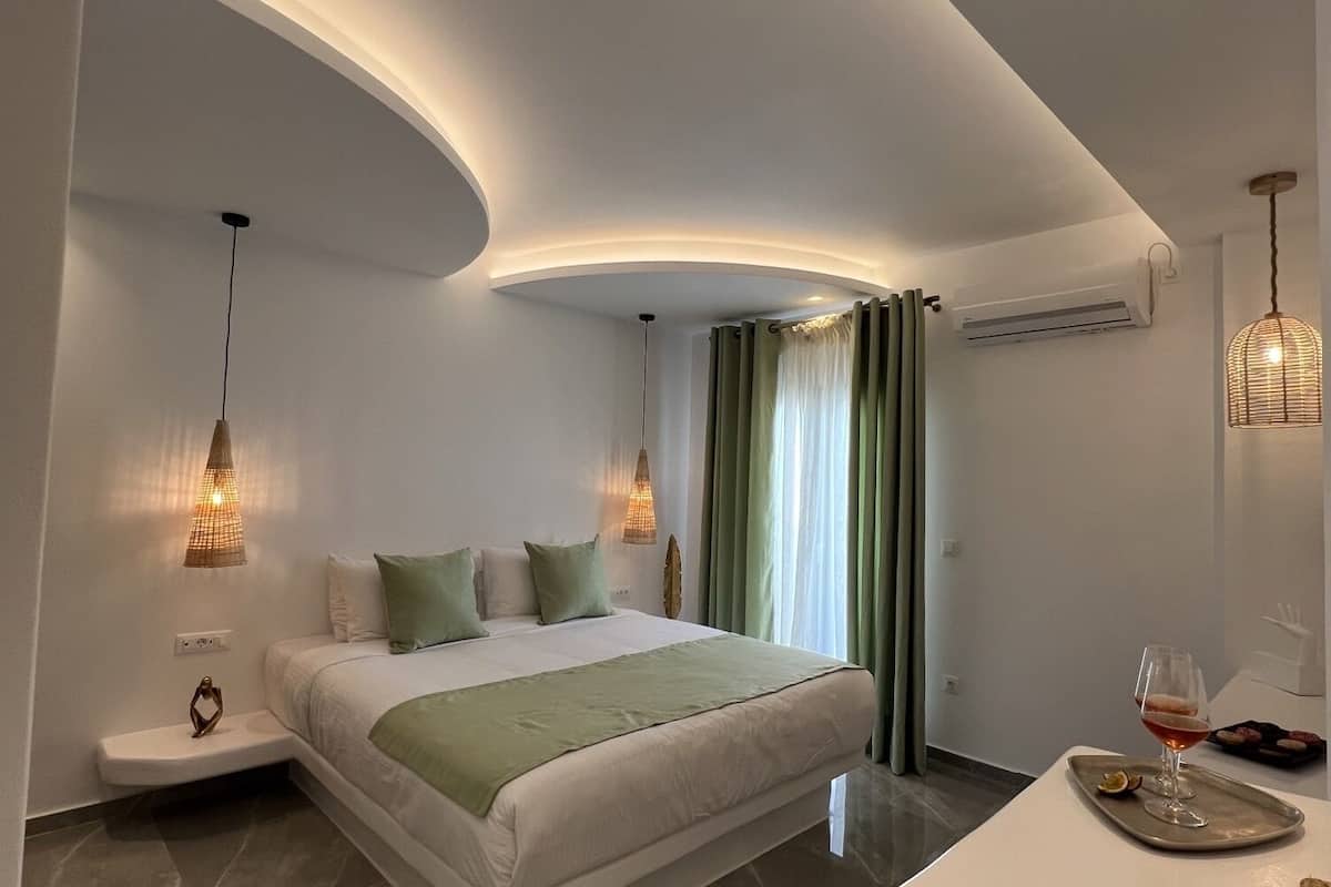 superior suite, jetted tub, sea view | 1 bedroom, individually decorated, individually furnished, desk