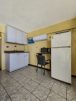 Kjøleskap, mikrobølgeovn, ovn og oppvaskmaskin