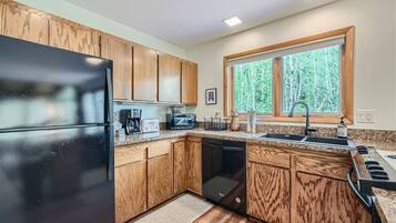 Cabin, 3 Bedrooms | Private kitchen | Fridge, oven, dishwasher, coffee/tea maker