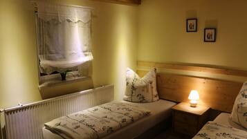 2 Schlafzimmer, Reisekinderbett, kostenloses WLAN, Bettwäsche