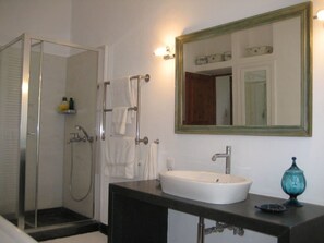 Villa, Mehrere Betten | Badezimmer