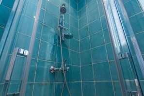 Apartment | Badezimmer | Dusche, kostenlose Toilettenartikel, Haartrockner, Handtücher