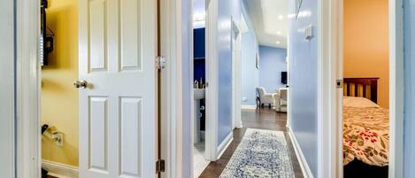 3 habitaciones, escritorio y tabla de planchar con plancha