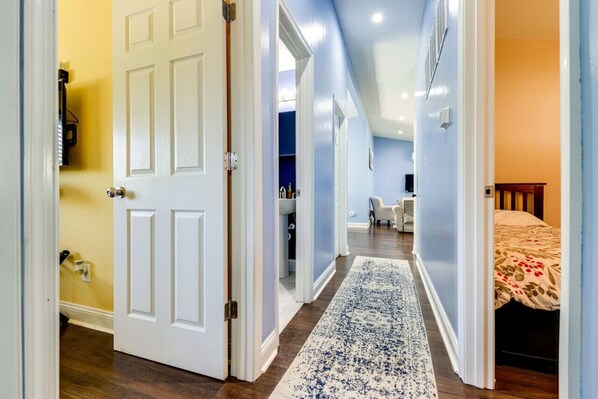 3 عدّة غرف نوم ومكتب ومكواة/لوح كي وسرير سفر