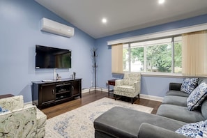 TV, video games, books, printers - Comfy 3 bedrooms and 2 baths with free parking (Alexandria)