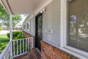 Exterior detail - Comfy 3 bedrooms and 2 baths with free parking (Alexandria)