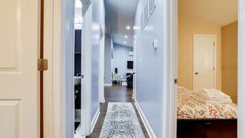 3 chambres, bureau, fer et planche à repasser, lit parapluie