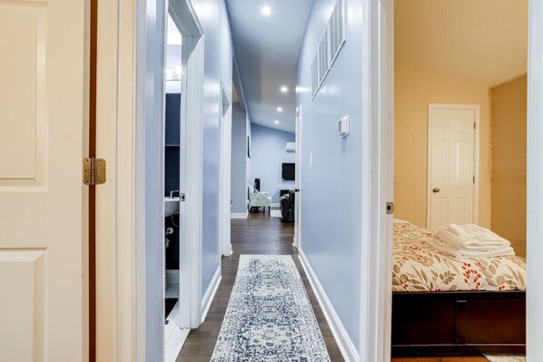 3 bedrooms, desk, iron/ironing board, travel crib - Comfy 3 bedrooms and 2 baths with free parking (Alexandria)