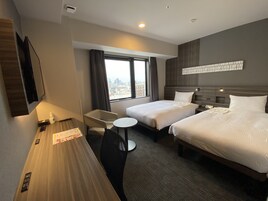 Escritorio, espacio para trabajar con laptop y cortinas blackout 