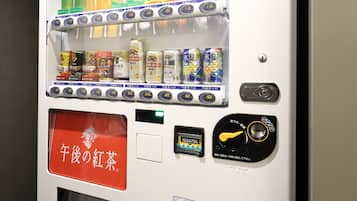 Una máquina expendedora con diferentes bebidas y aperitivos.