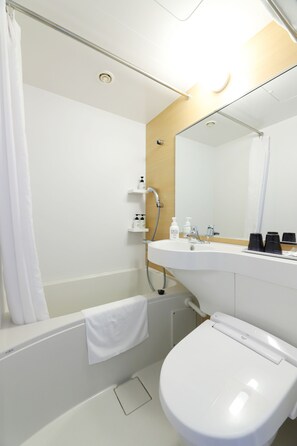 Combined shower/tub, free toiletries, hair dryer, slippers - Smile Hotel Shinosaka (Osaka)