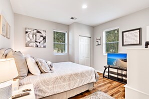 3 bedrooms, desk, iron/ironing board, free WiFi