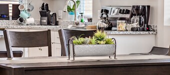 Entire House;  20 min to Beaches, Downtown Charleston, 6 min to Airport, Outlets