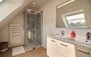 أحواض استحمام، مجففات شعر، مناشف، صابون