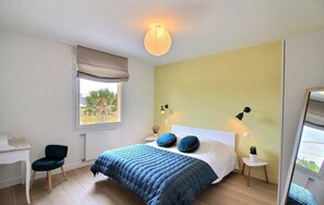 4 bedrooms, desk, iron/ironing board, travel cot