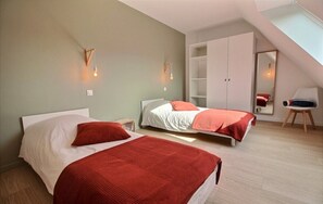 4 عدّة غرف نوم ومكتب ومكواة/لوح كي وسرير سفر