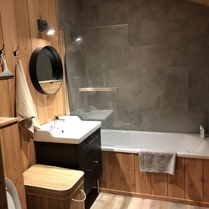 Baignoire, sèche-cheveux