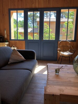 TV, table football, ping pong, books - Comfortable wooden house sleeps 8 Plage des Américains Cap Ferret (Lège-Cap-Ferret)