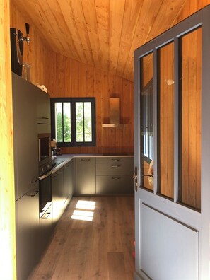 Fridge, microwave, oven, stovetop - Comfortable wooden house sleeps 8 Plage des Américains Cap Ferret (Lège-Cap-Ferret)