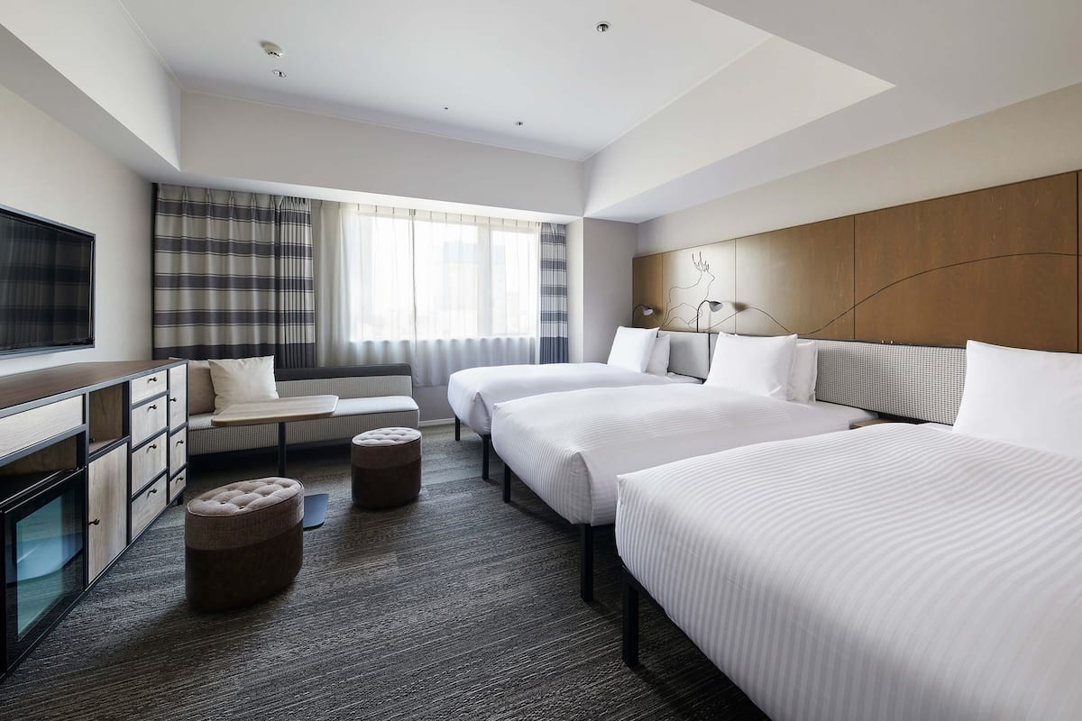 Quarto triplo, para não fumantes | Cofres nos quartos, Wi-Fi de cortesia, roupa de cama