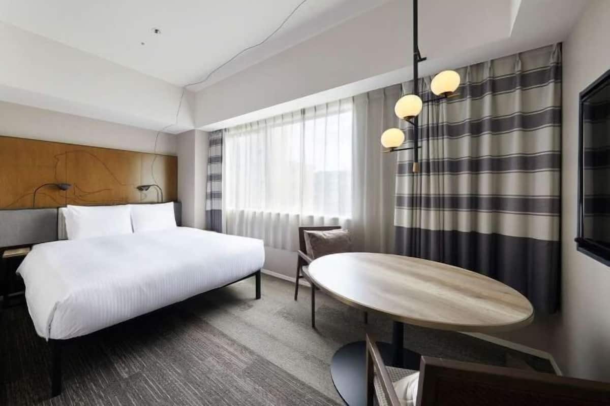In-room safe, free WiFi, bed sheets