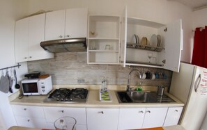 Refrigerador, microondas, parrilla de estufa y cafetera y tetera