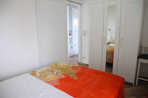 1 habitación, caja de seguridad en la habitación y escritorio 