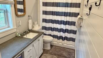 Een bad, een haardroger, handdoeken