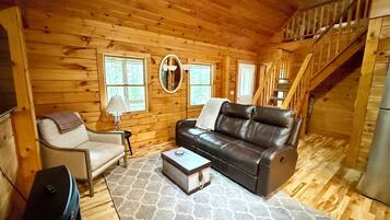 Een televisie en een open haard