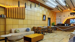 Lobby-lounge