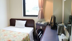 Una camera d'hotel con un letto, una scrivania con il telefono, uno specchio e una finestra con tende.