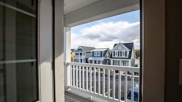 House, Multiple Beds (Hook, Wine, & Sinker) | Balcony