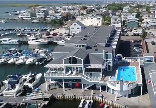 All new photos! Bayfront! Close to Fantasy Island, shops, restaurants and more!
