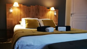 A neatly made bed with a wooden headboard, two bedside lamps, and a set of towels. - ★★★ SPIRIT BOHÈME CHIC for an inspiring and breathable stay in Haute Gironde ★★★ (CARTELEGUE)
