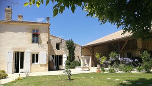 A traditional stone building with a tiled roof, a small garden with various plants and flowers, and a wooden pergola. - ★★★ SPIRIT BOHÈME CHIC for an inspiring and breathable stay in Haute Gironde ★★★ (CARTELEGUE)