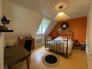 5 bedrooms, desk, iron/ironing board, travel cot