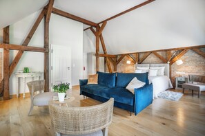 Televisor, reproductor de DVD, llibres i videoteca 