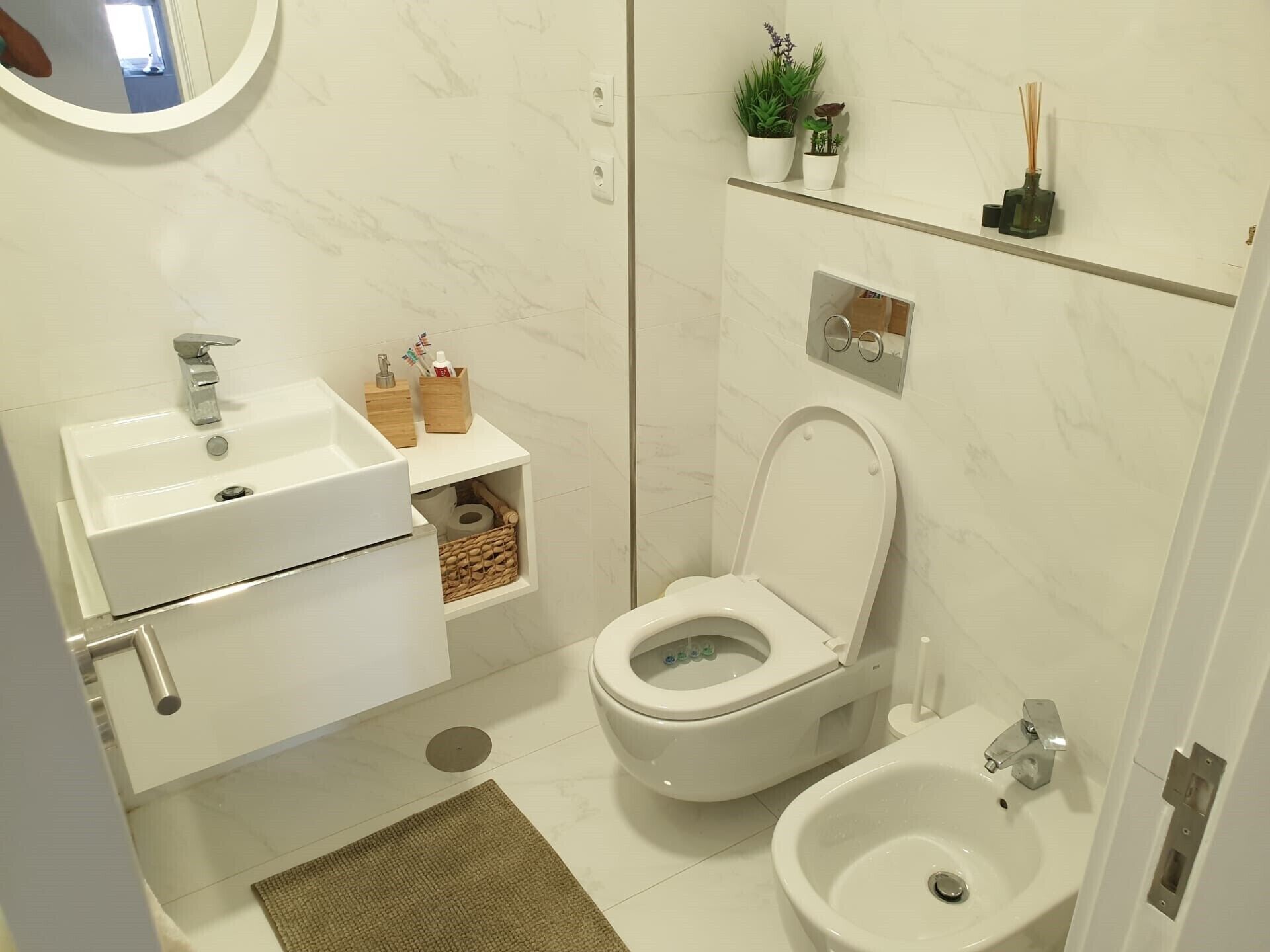 Shower, hair dryer, bidet, towels
