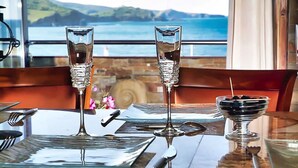 A table with two tall glasses, a bowl of berries, and a spoon. - Seafront rental by Thierry Bourgait (Banyuls-sur-Mer)