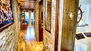 2 slaapkamers, een kluis op de kamer, een strijkplank/strijkijzer, wifi