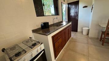 Refrigerador, horno, parrilla de estufa y cafetera y tetera