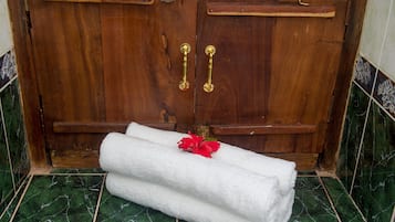 Doccia, set di cortesia gratuito, asciugacapelli, asciugamani