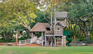 Una estructura tipo casa en un árbol con una escalera de madera y un cartel que dice 'The Treehouse'.