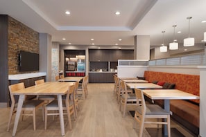 Free daily buffet breakfast - TownePlace Suites by Marriott Logan (Logan)
