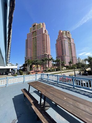 Outdoor dining - Hotel Motel Lauderdale Inn (Fort Lauderdale)