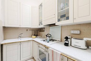 ثلاجة، ميكروويف، فرن، موقد طهي مسطح