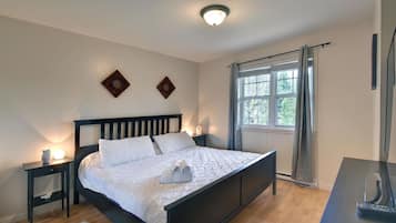 3 dormitorios, escritorio, tabla de planchar con plancha y cuna de viaje