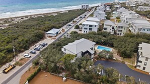 Une zone résidentielle côtière avec des maisons modernes, une route et une plage.