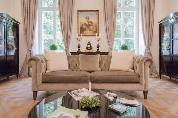 Télévision, lecteur de DVD, livres, vidéothèque