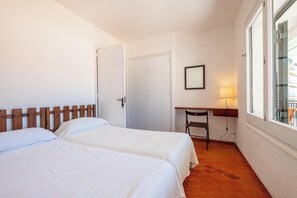 2 عدّة غرف نوم ومكواة/لوح كي